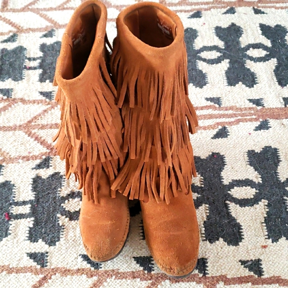 Leather moccasin fringe boots. Brown. Size 6.